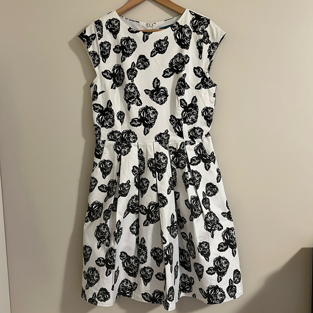 Classic black/white cotton summer pleated pocket dress